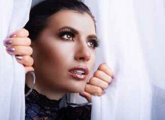 How to Choose Jewelry That Complements Your Makeup How to Choose Jewelry That Complements Your Makeup