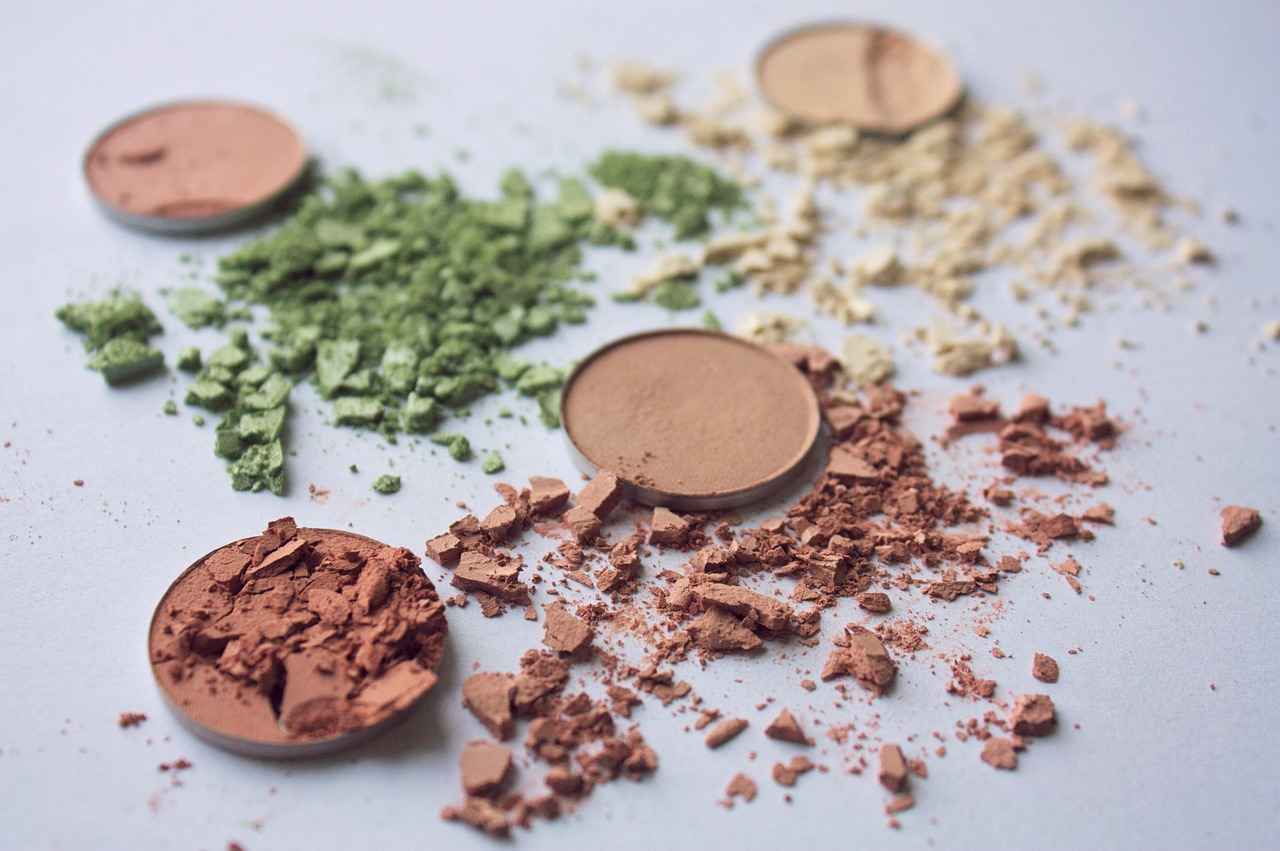 How to Choose Jewelry That Complements Your Makeup 3 Selecting Jewelry Based on Makeup Style