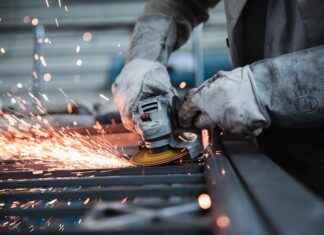 How to Choose the Right Jewelry for Work and Professional Settings How to Choose the Right Jewelry for Work and Professional Settings