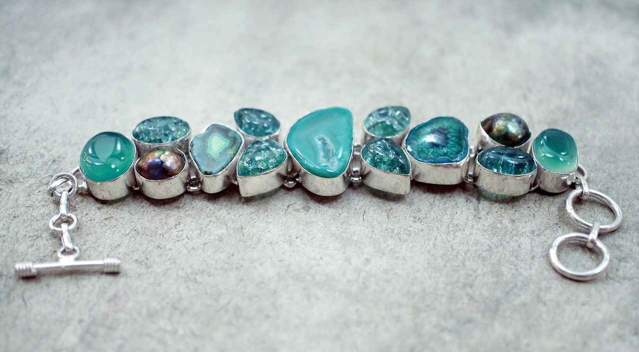How to Choose the Right Jewelry for Your Face Shape 5 Jewelry for Heart-Shaped Faces