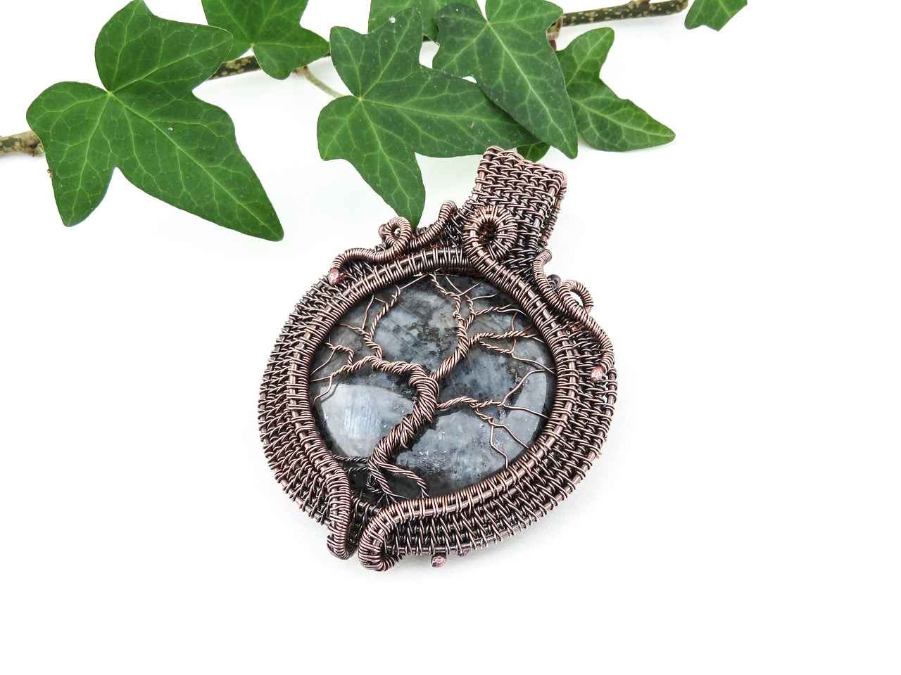 How to Choose the Right Jewelry for Your Face Shape 4 Jewelry for Square Face Shapes