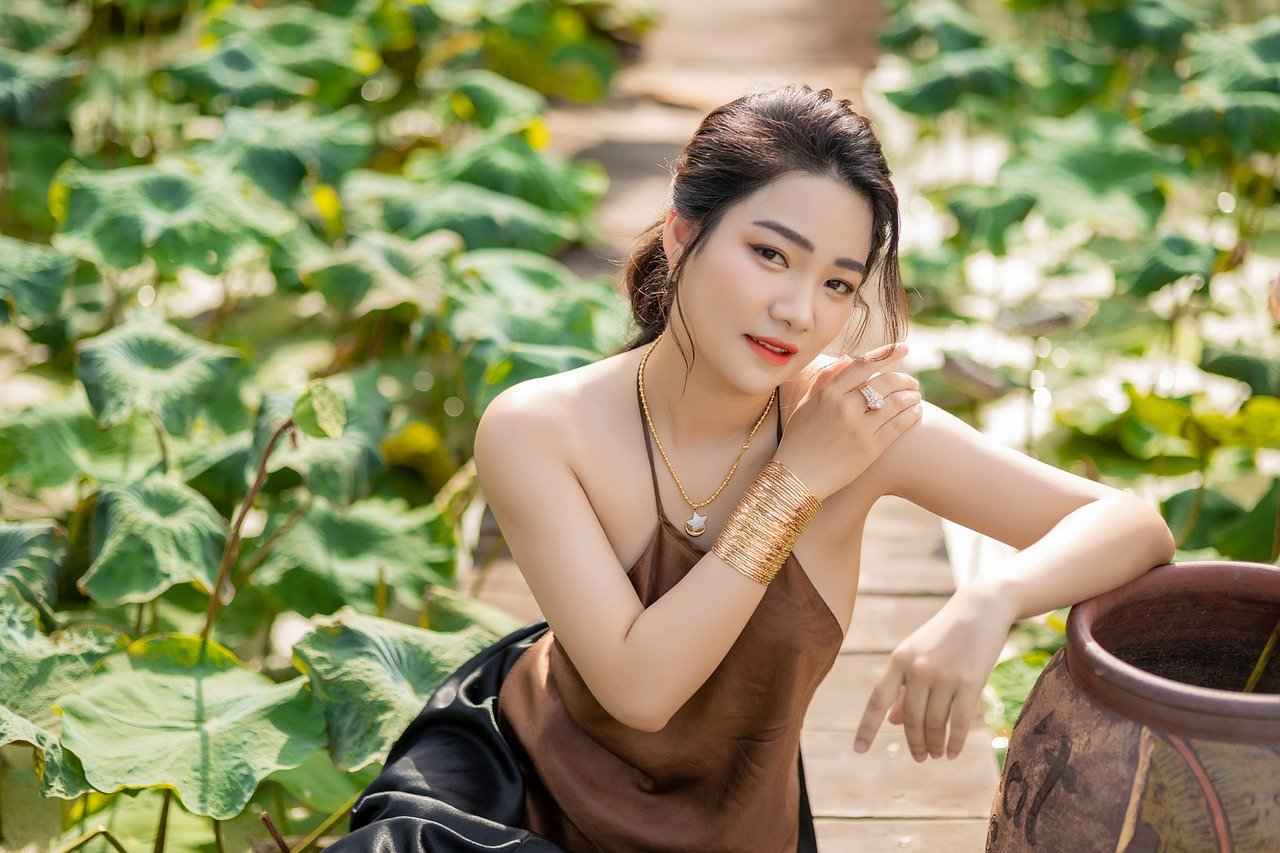 How to Choose the Right Necklace Length for Your Face Shape 5 Square Face Shape