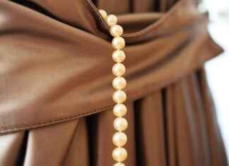 How to Identify a Real Pearl Necklace and Avoid Fakes How to Identify a Real Pearl Necklace and Avoid Fakes