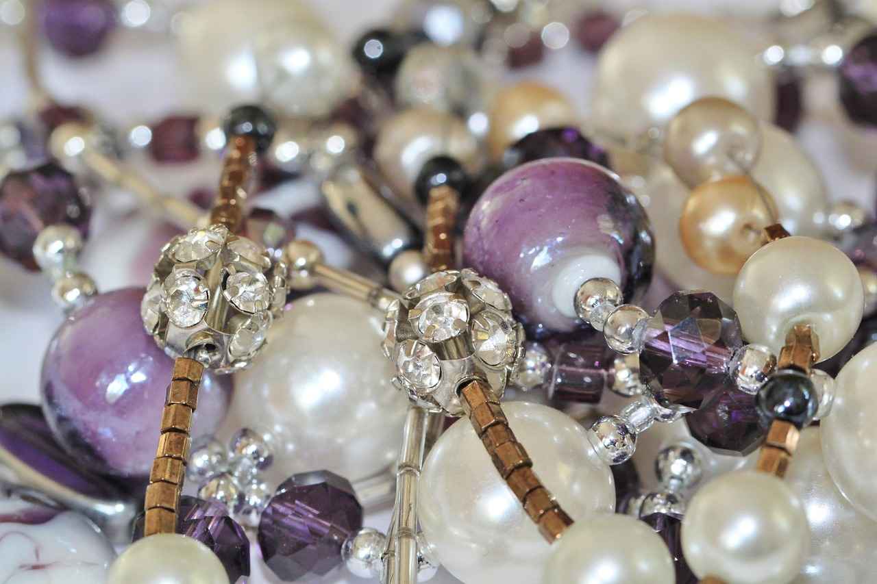 How to Identify a Real Pearl Necklace and Avoid Fakes 1 Understanding Different Types of Pearls