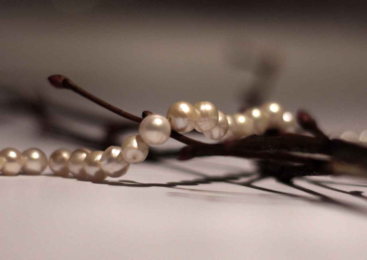 How to Identify a Real Pearl Necklace and Avoid Fakes 3 Testing for Authenticity
