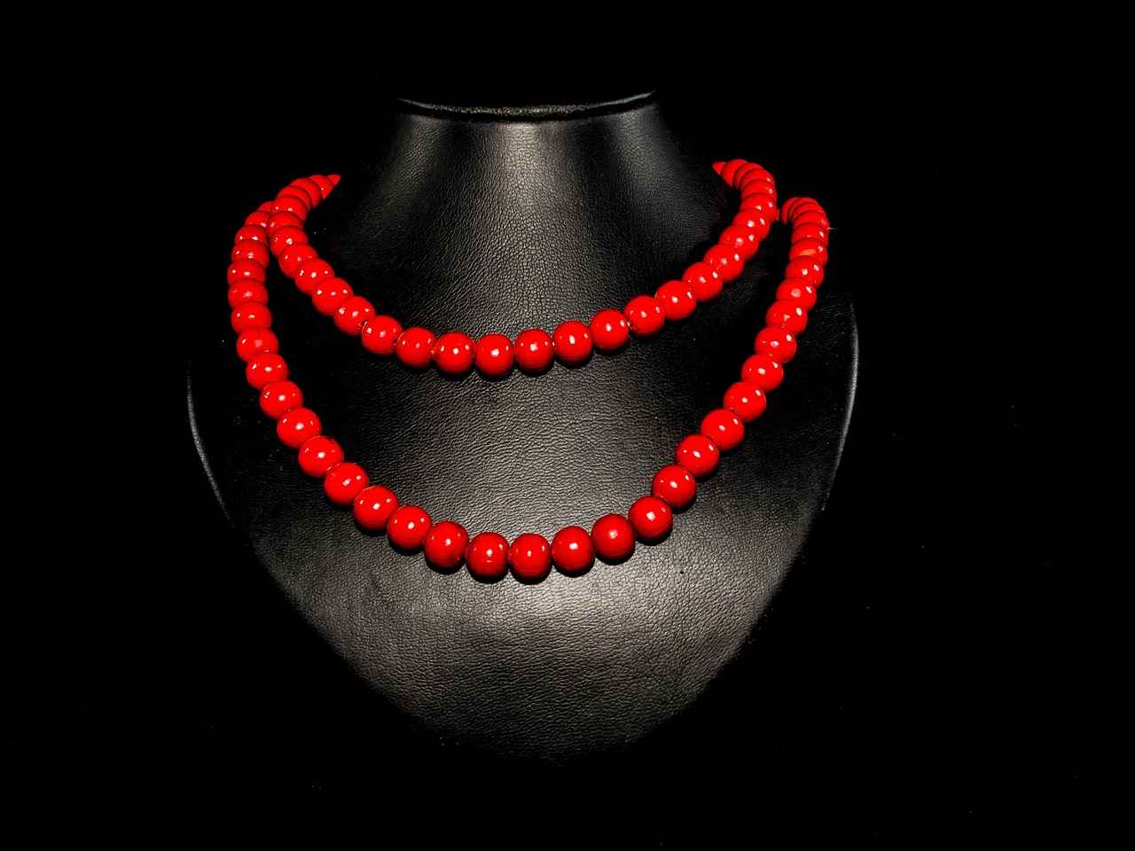 How to Layer Necklaces Like a Pro: A Complete Styling Guide 3 Color and Material Combinations