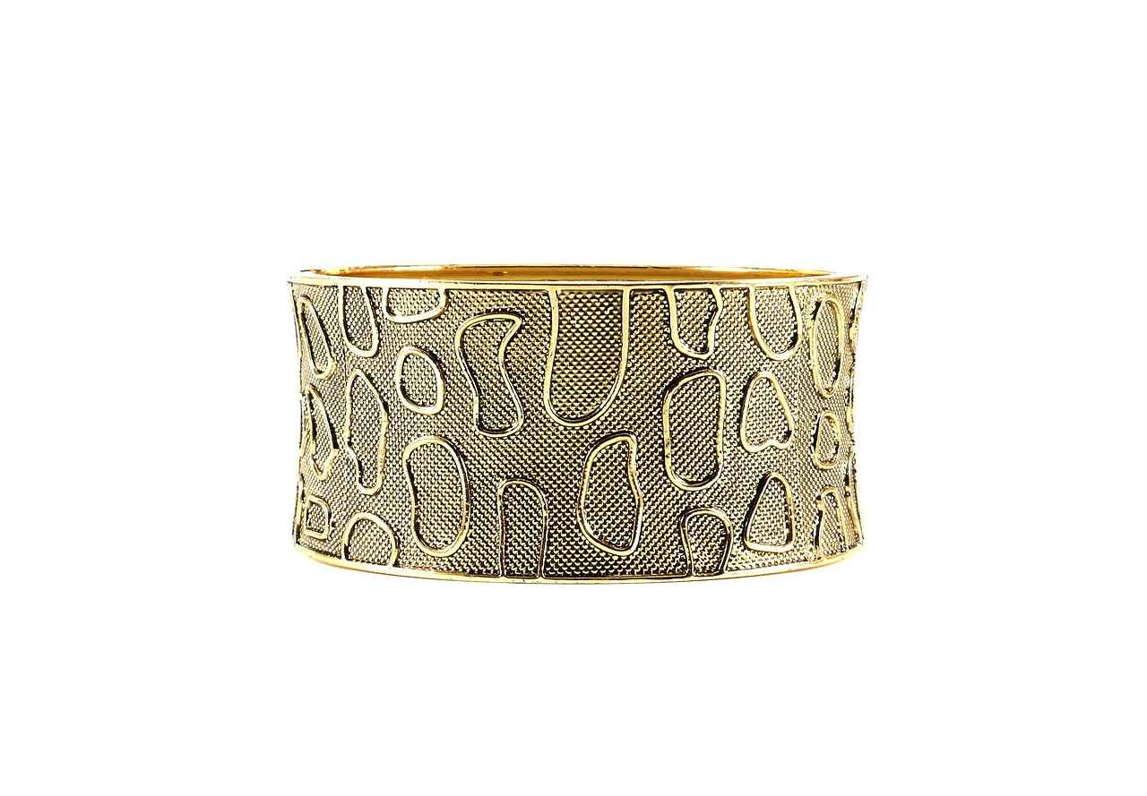 How to Mix Gold and Silver Bracelets Without Clashing 2 Choosing the Right Styles