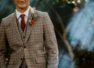 How to Pin a Perfect Boutonniere in Under 60 Seconds How to Pin a Perfect Boutonniere in Under 60 Seconds