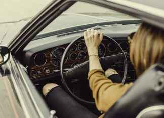 How to Safely Hold the Phone While Driving How to Safely Hold the Phone While Driving