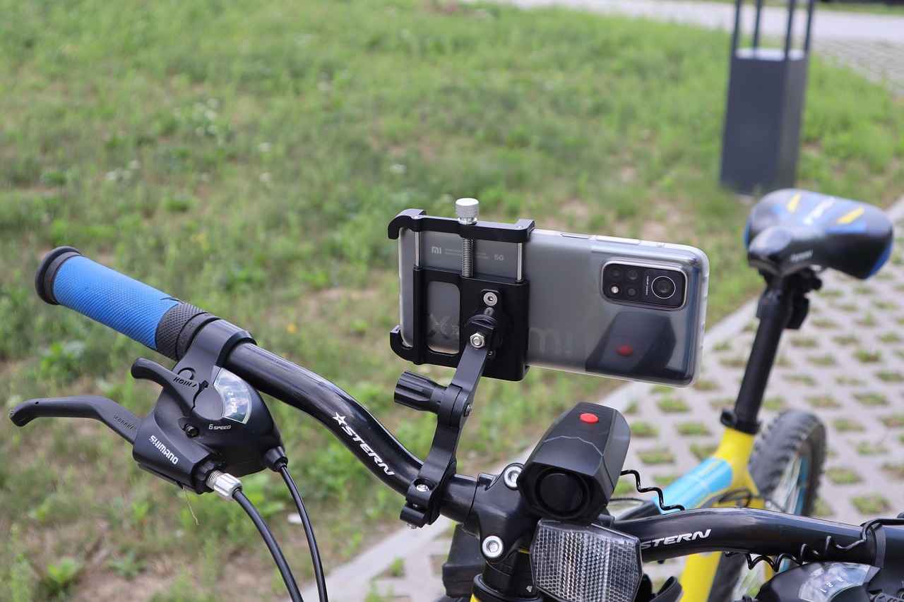 How to Use a Cell Phone Holder for Your Car Safely 6 Conclusion: Driving Safely with a Cell Phone Holder