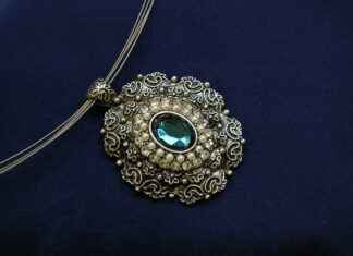 How to Wear Jewelry with Different Necklines How to Wear Jewelry with Different Necklines