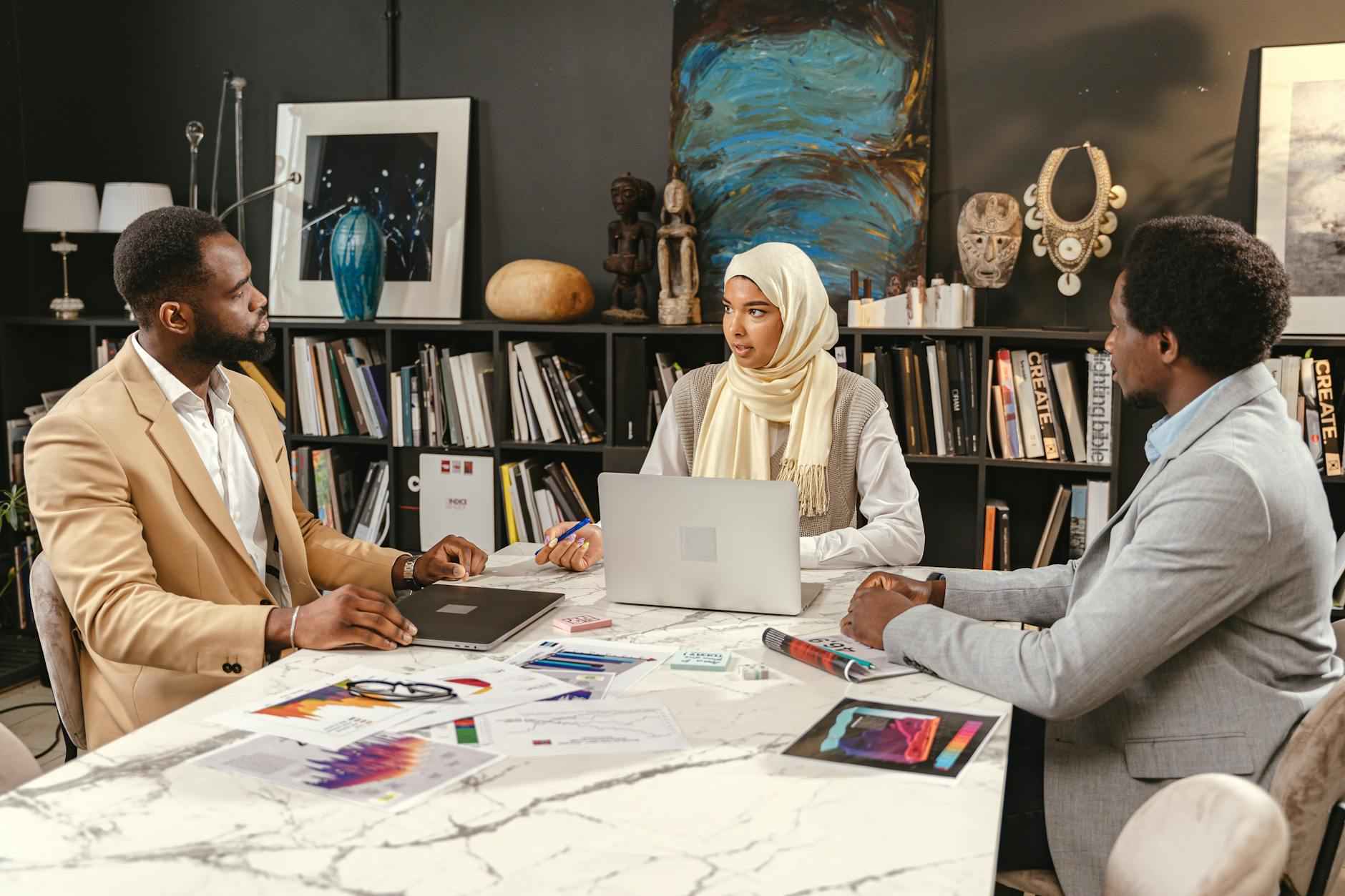 Indian Graduates in New York: How to Break into the Job Market 2 Understanding Cultural Differences in the Workplace
