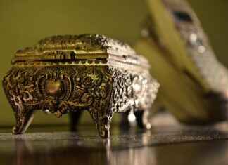 Minimalist Kolye: Basit ve Şık Takının Güzelliği Minimalist Kolye: Basit ve Şık Takının Güzelliği