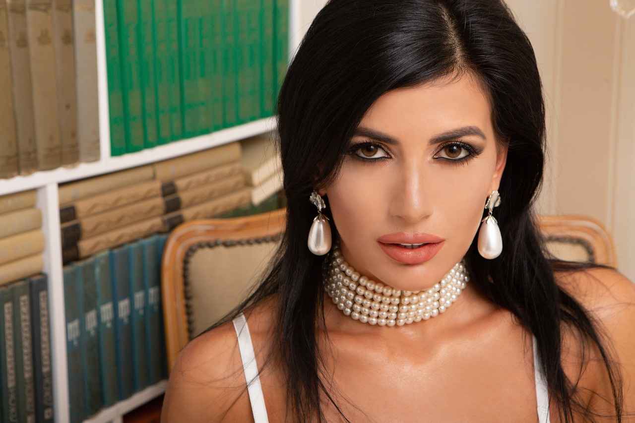 Mother of Pearl Necklace: A Guide to This Unique Gemstone 2 The History of Mother of Pearl in Jewelry