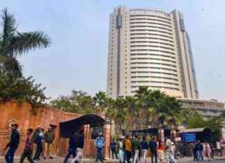 Increased Licensing Fees Cause Discontent Among Traders in Delhi ncreased-licensing-fees-cause-discontent-among-traders-in-delhi