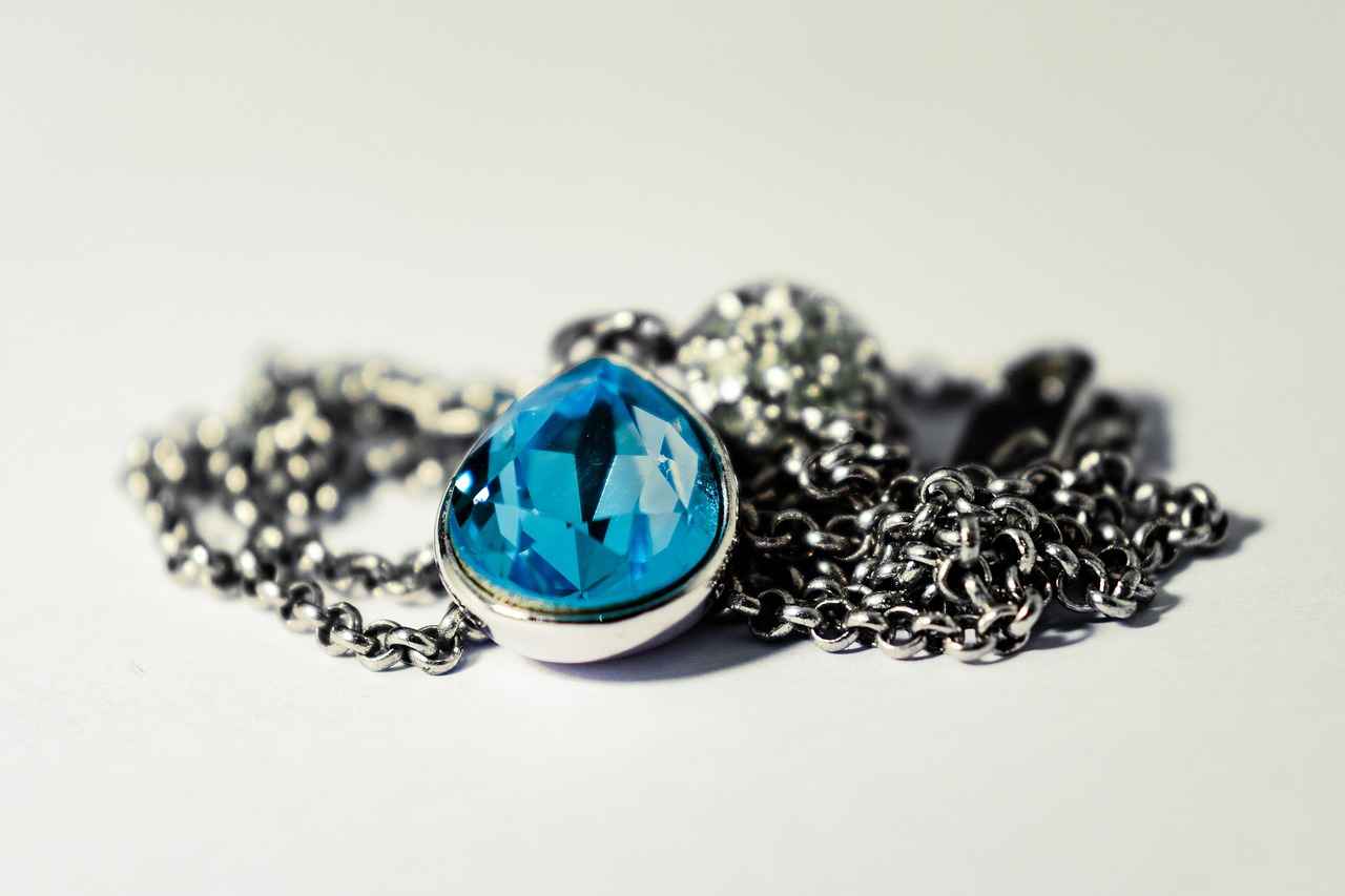 Choosing the Right Pearl for Your Necklace