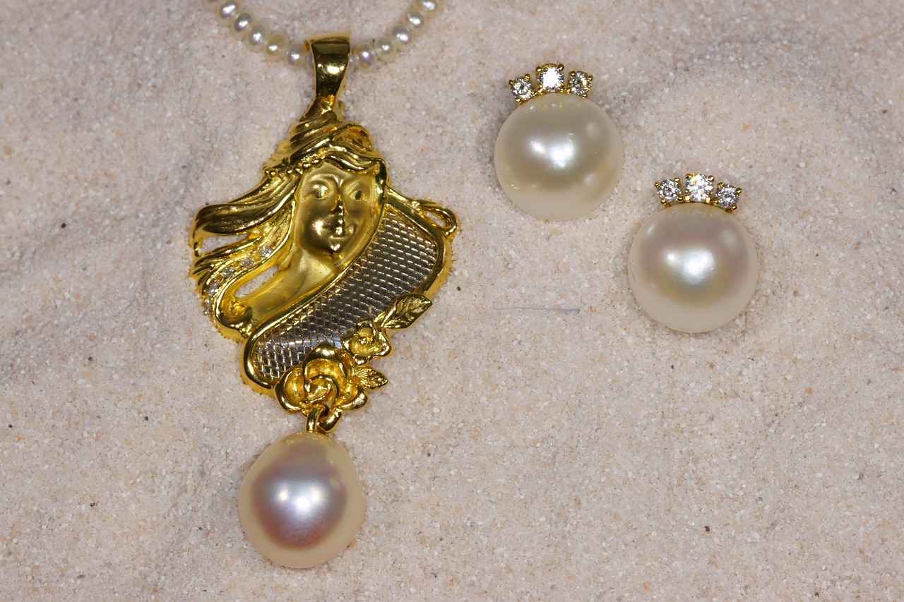 Gold Options for Pearl Necklaces: Yellow, White, and Rose Gold