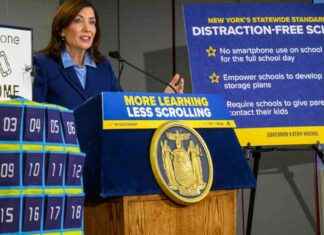New York Lawmakers Pass ‘Bell-to-Bell’ School Cellphone Ban new-york-lawmakers-pass-bell-to-bell-school-cellphone-ban