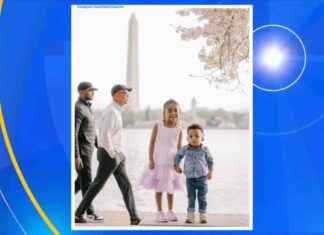 Obama Accidentally Photobombs Family in DC: Video Capture obama-accidentally-photobombs-family-in-dc-video-capture
