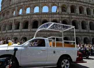 Pope Francis’ Open-Air Hearse Procession for Final Resting Place pope-francis-open-air-hearse-procession-for-final-resting-place