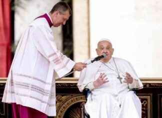 Pope Francis Opens Holy Week with Greeting in St. Peter’s Square pope-francis-opens-holy-week-with-greeting-in-st-peters-square