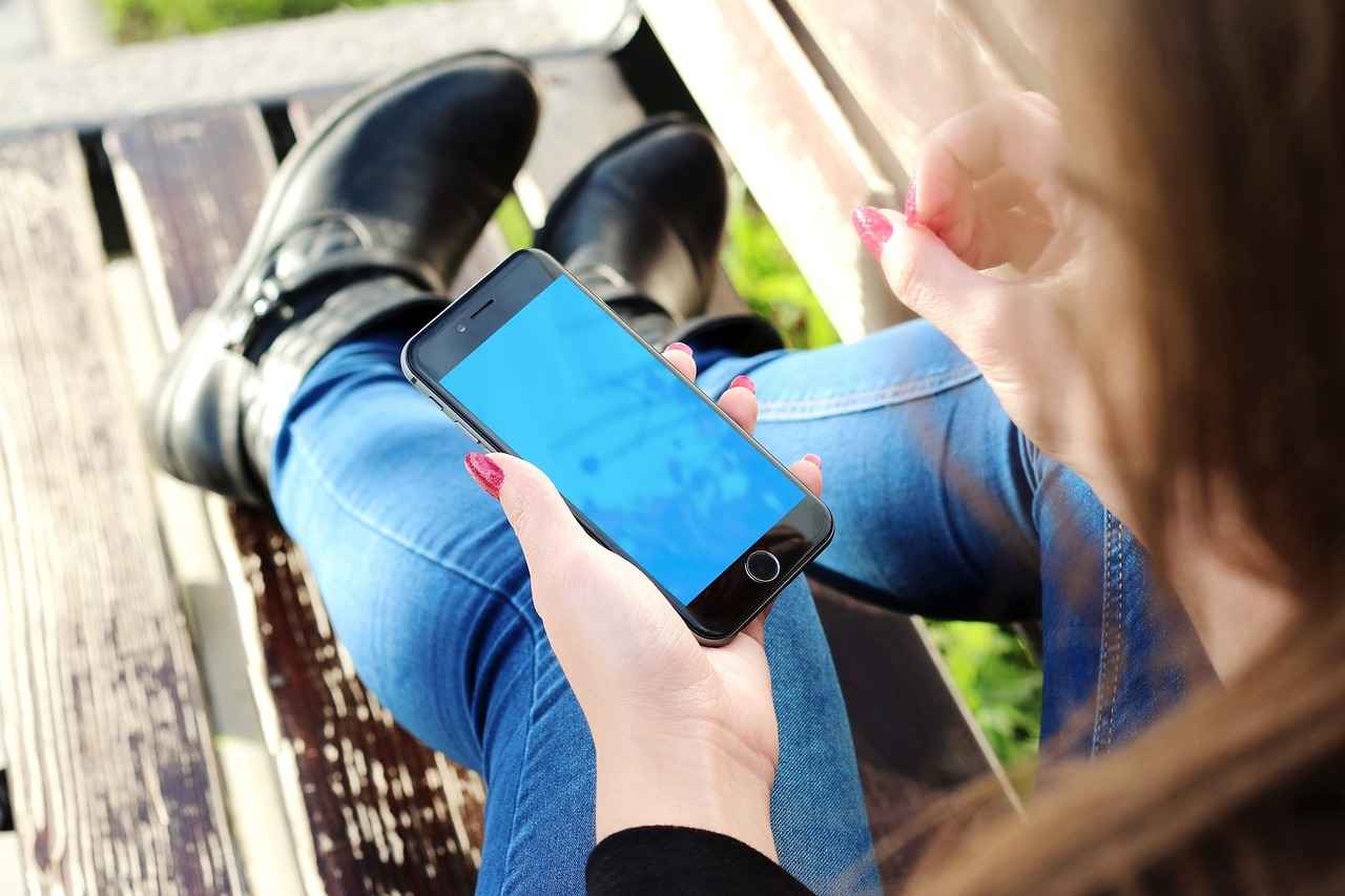 Rearview Mirror Phone Holders: How Safe Are They? 2 Benefits of Using Rearview Mirror Phone Holders