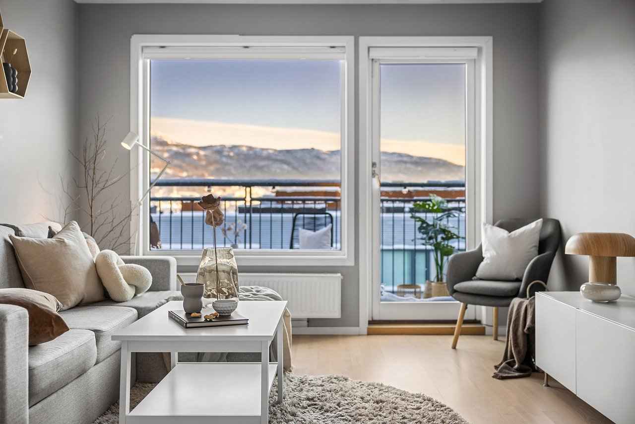 Smart Home Device Ideas for a Sleek, High-Tech Living Room 7 7. Smart Blinds and Curtains