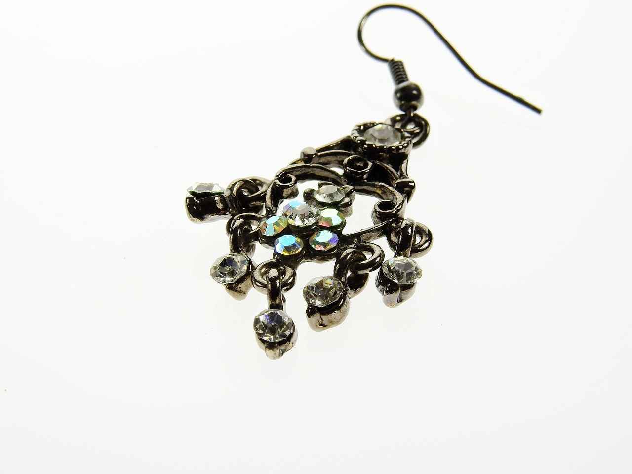 The Best Jewelry Pieces for a Glamorous Evening Look 2 2. Elegant Earrings