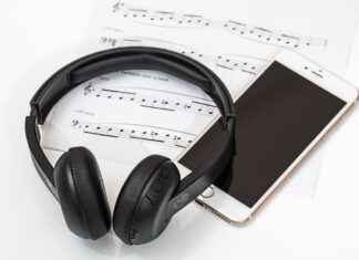 The Future of Phone Holders: Why “Hand Holding Phones” is Becoming Obsolete The Future of Phone Holders: Why “Hand Holding Phones” is Becoming Obsolete