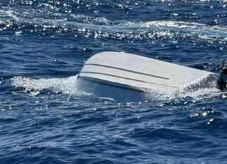 Tragic Boat Overturn Off Florida Coast: 1 Dead, 4 Rescued. tragic-boat-overturn-off-florida-coast-1-dead-4-rescued