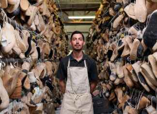 Unveiling New Balance 740: Classic Tennis Shoes Unveiling New Balance 740: Classic Tennis Shoes