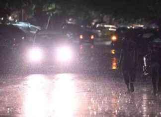 Uprooted Trees Cause Traffic Chaos in Delhi uprooted-trees-cause-traffic-chaos-in-delhi