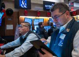 US Tariff Exemptions Boost Tech Stocks: Dow Futures Jump 400 Points us-tariff-exemptions-boost-tech-stocks-dow-futures-jump-400-points