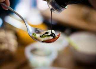 Vinegar & Jewelry: Is It Safe for Cleaning? Vinegar & Jewelry: Is It Safe for Cleaning?