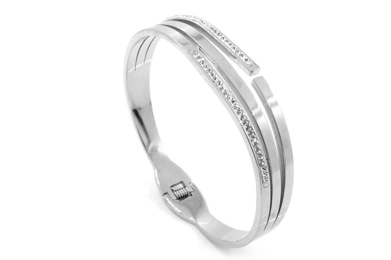 Why Do Some Cultures Wear Red String Bracelets? 4 How Are Red String Bracelets Used in Hinduism?