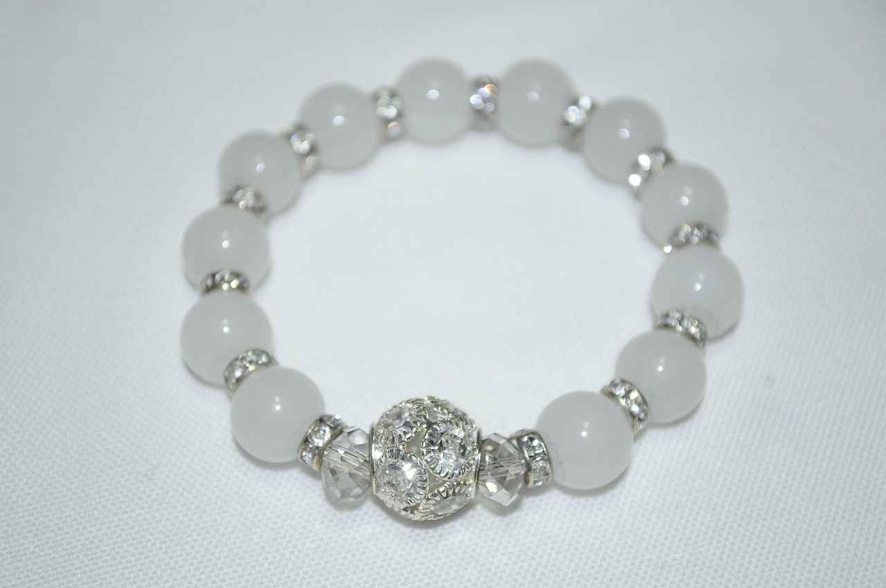 What Are the Emotional Benefits of Wearing a Locket?