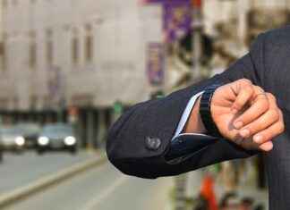 Will Smartwatches Replace Smartphones? Experts Weigh In Will Smartwatches Replace Smartphones? Experts Weigh In