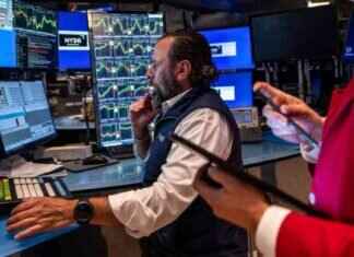 Investors Ignore Moody’s Downgrade as Stocks and U.S. Borrowing Costs Remain Stable nvestors-gnore-moodys-downgrade-as-stocks-and-us-borrowing-costs-remain-stable